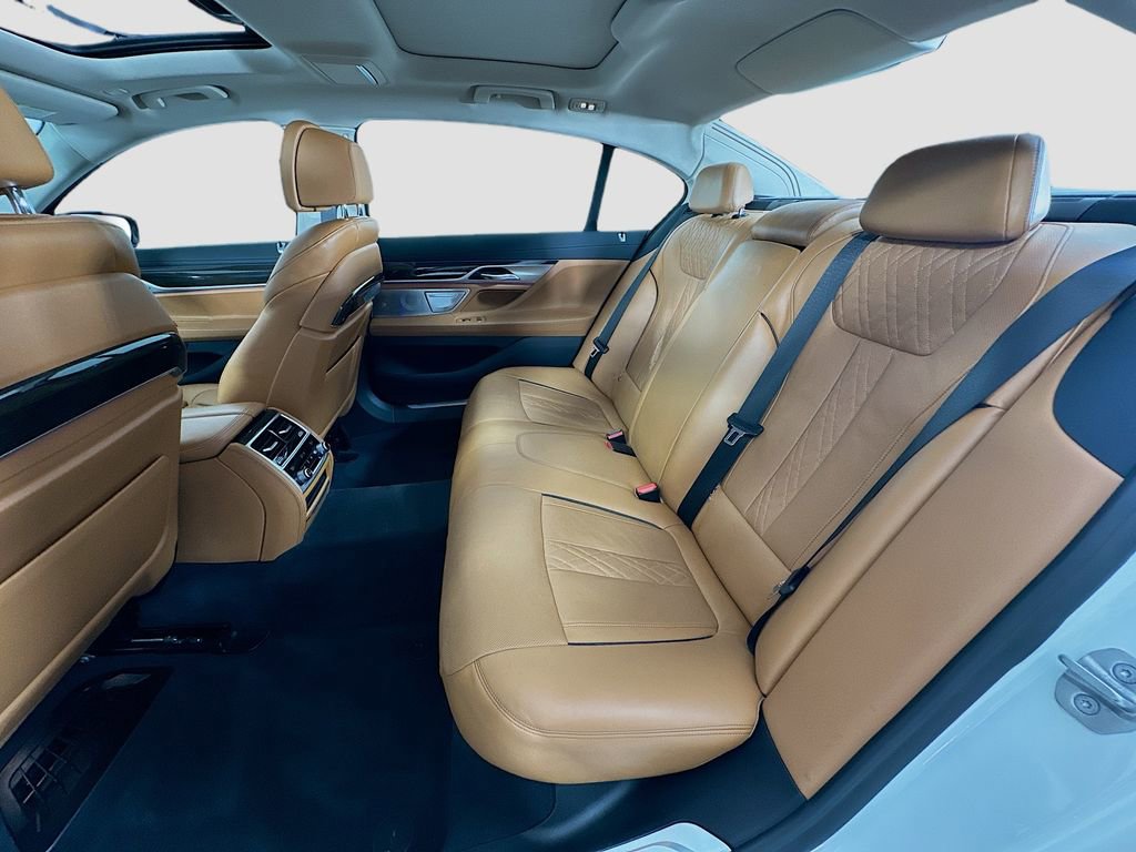 Used 2022 BMW 750i xDrive AWD/4WD image 24