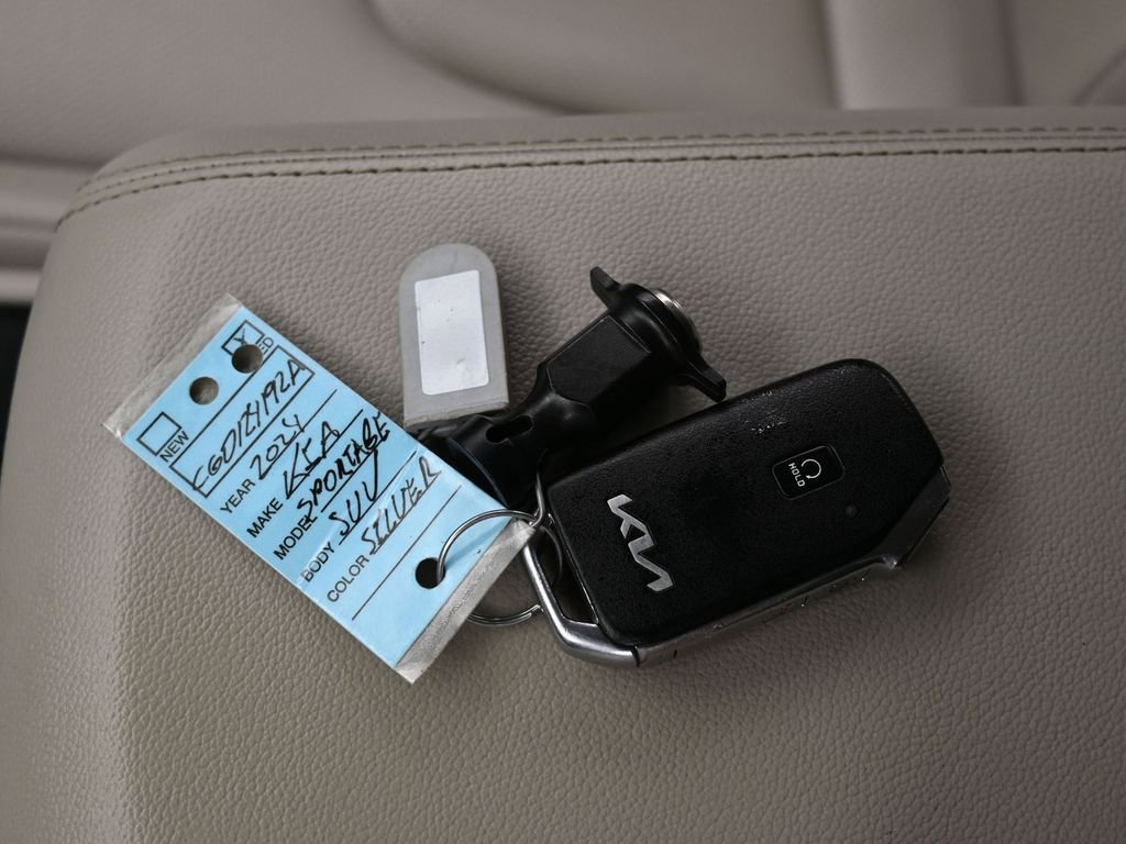 Used 2024 Kia Sportage EX image 19