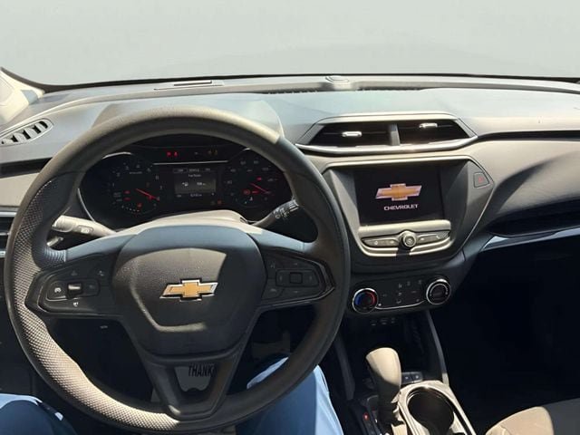 Used 2022 Chevrolet TrailBlazer LT w/ LPO, Blackout Package FWD image 8