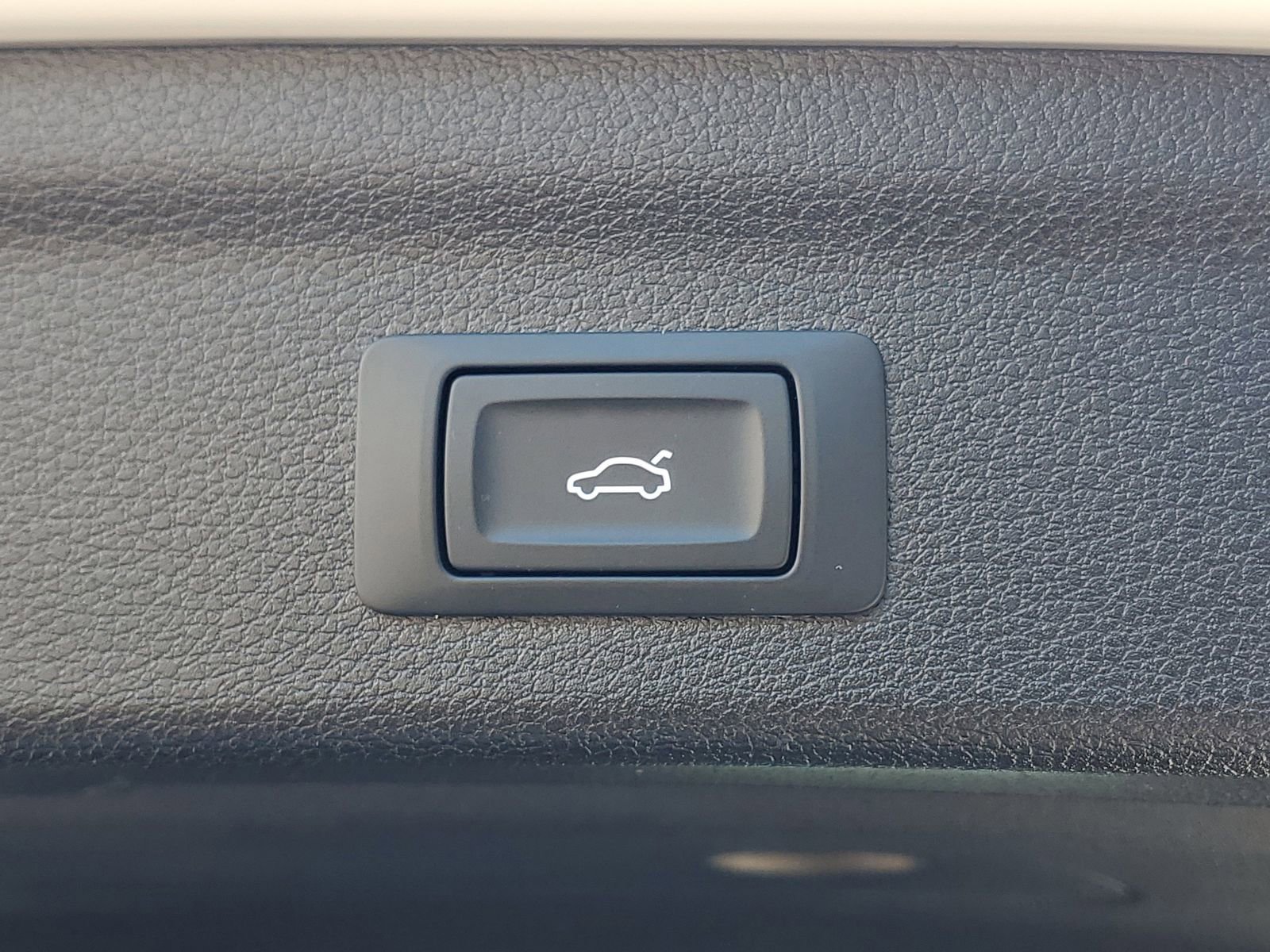 Used 2025 Audi Q3 2.0T Premium w/ Black Optic Sport Package image 9