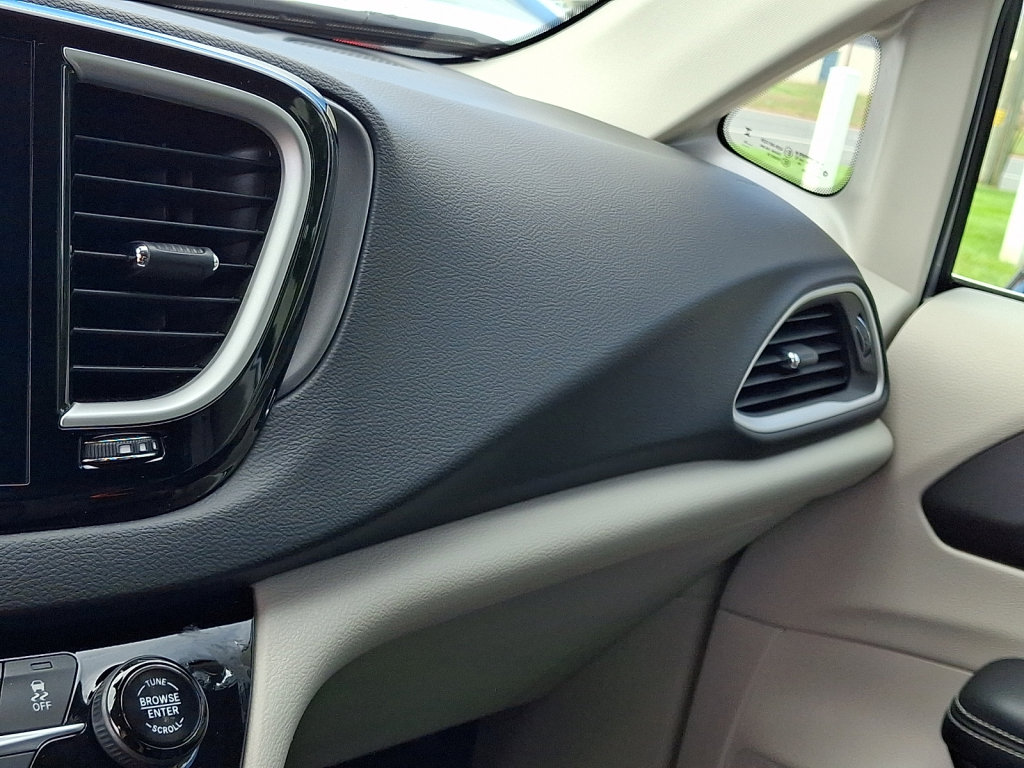 Used 2024 Chrysler Pacifica Touring-L FWD image 31