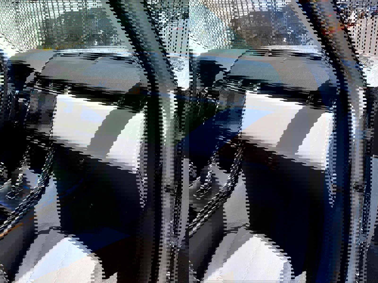 New 2025 Land Rover Range Rover Velar Dynamic SE image 27