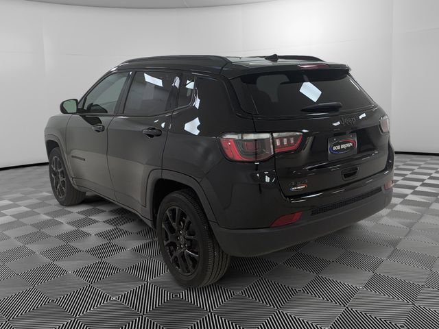 Used 2025 Jeep Compass Latitude w/ Convenience Group AWD/4WD image 3