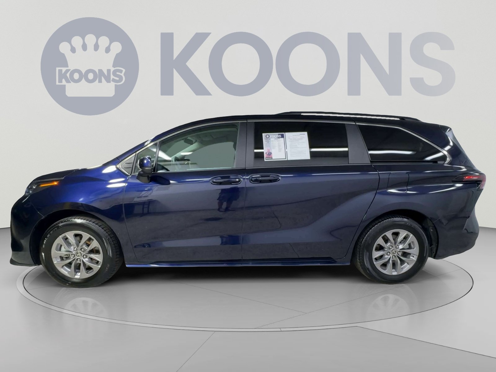 Used 2025 Toyota Sienna LE AWD/4WD image 7