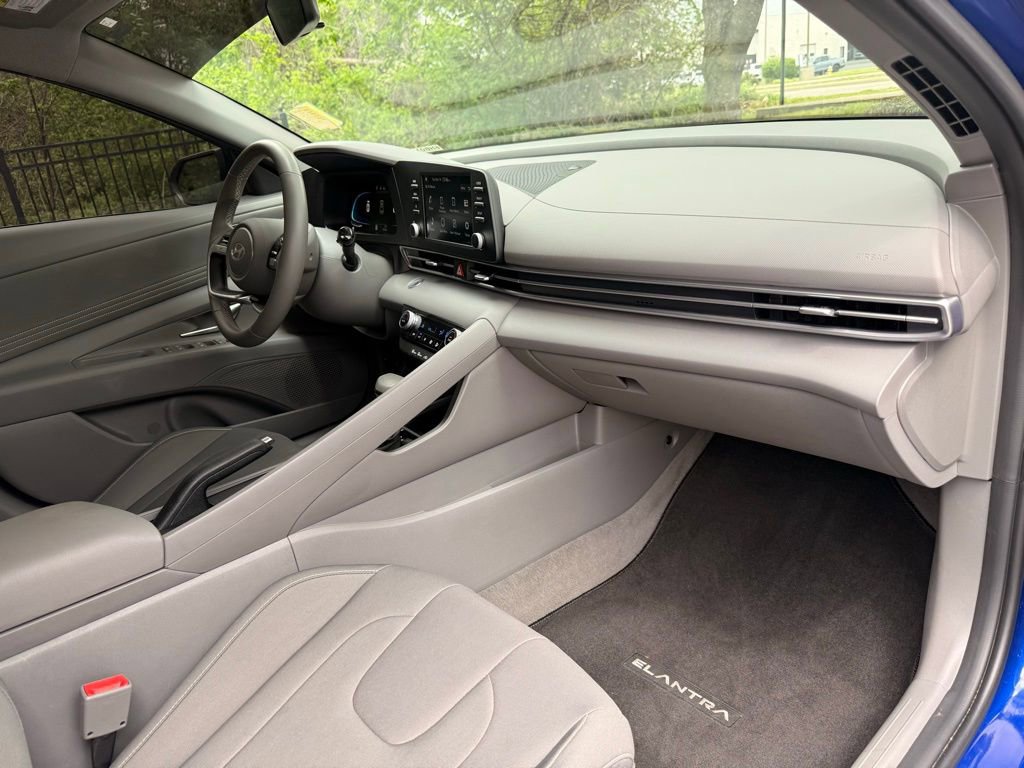 Used 2025 Hyundai Elantra Sport image 36