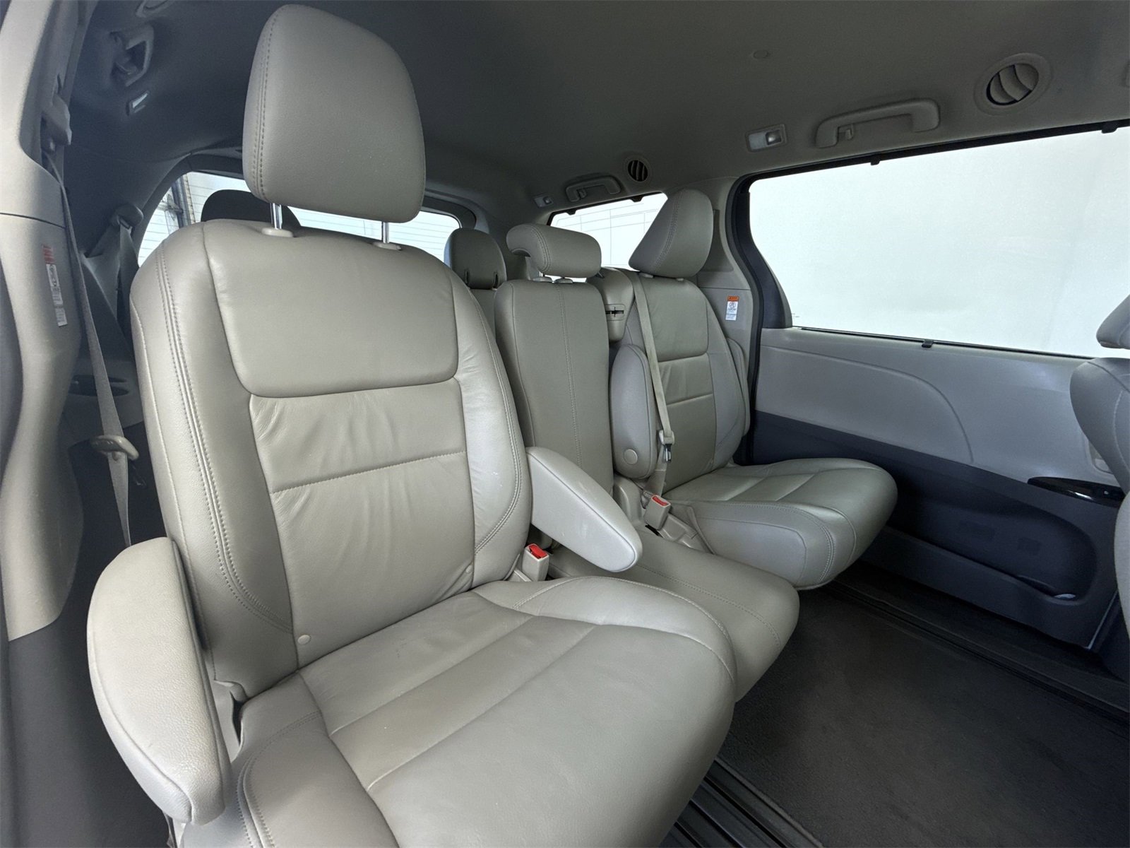 Used 2018 Toyota Sienna XLE w/ XLE Navigation Package image 33