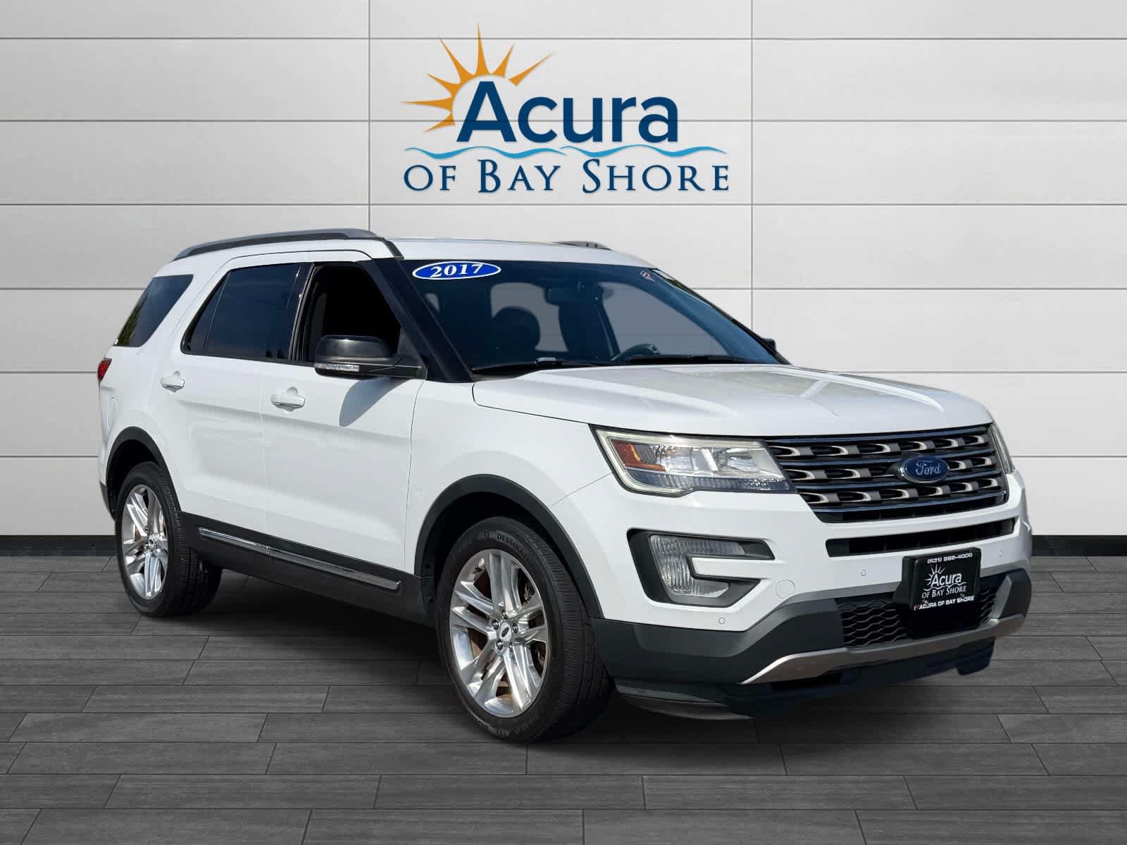 Used 2017 Ford Explorer XLT w/ Equipment Group 202A AWD/4WD image 2