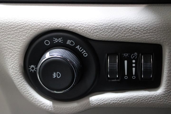 Used 2023 Chrysler Pacifica Touring-L image 35