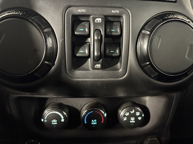 Used 2015 Jeep Wrangler Unlimited Sahara image 11