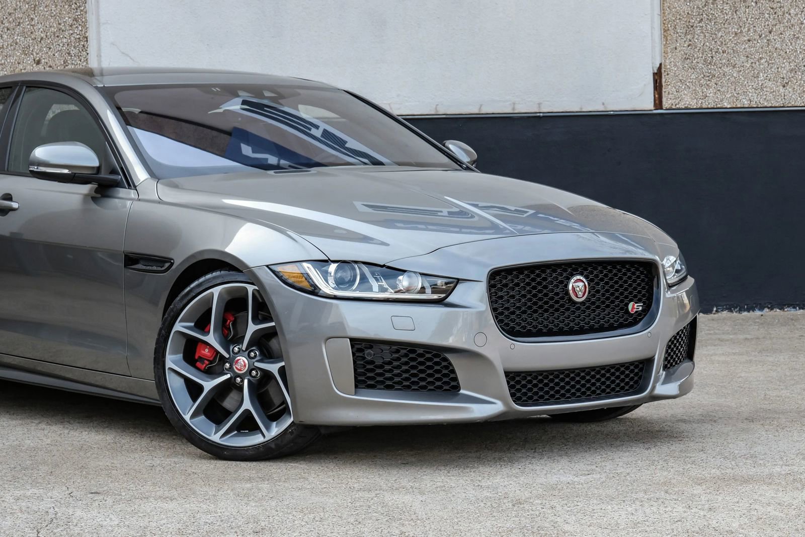 Used 2019 Jaguar XE S image 7