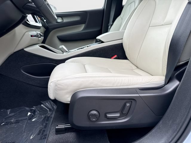 Certified 2024 Volvo XC40 B5 Plus w/ Climate Package AWD/4WD image 17