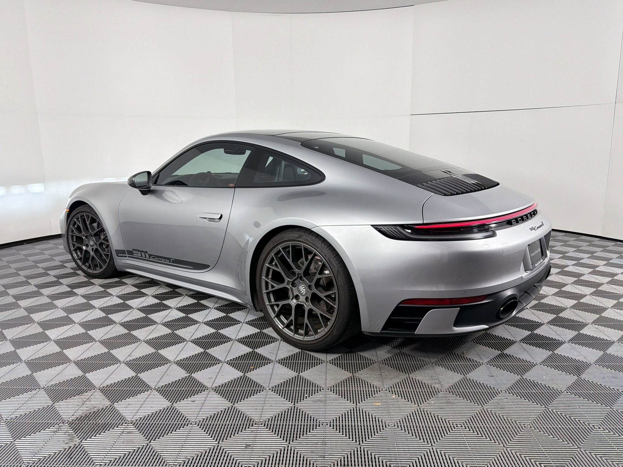 Certified 2024 Porsche 911 Carrera T RWD image 3