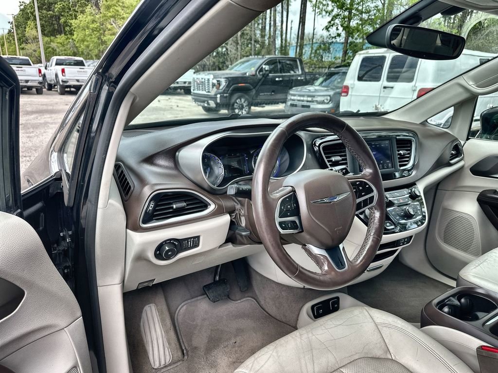 Used 2019 Chrysler Pacifica Touring-L FWD image 10
