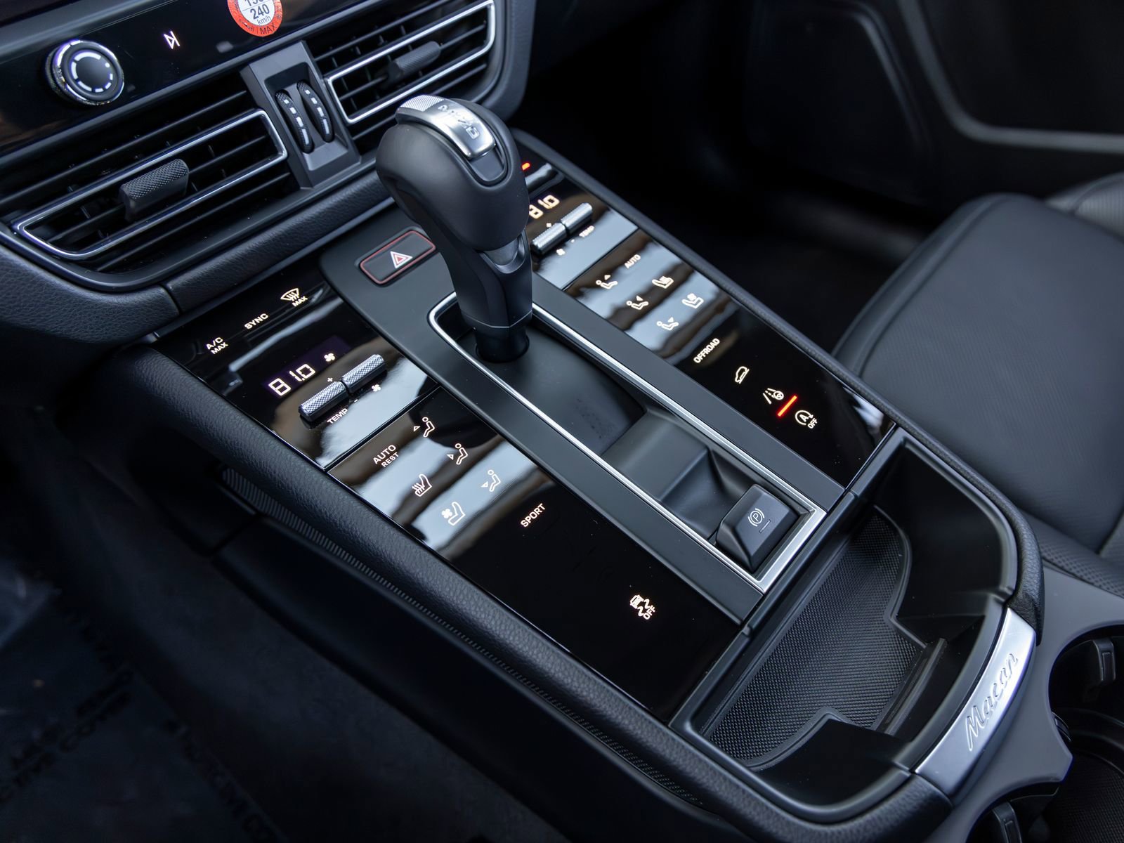 Certified 2025 Porsche Macan AWD/4WD image 37