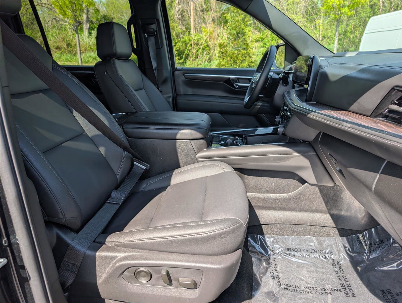 Used 2025 Chevrolet Suburban Z71 AWD/4WD image 11