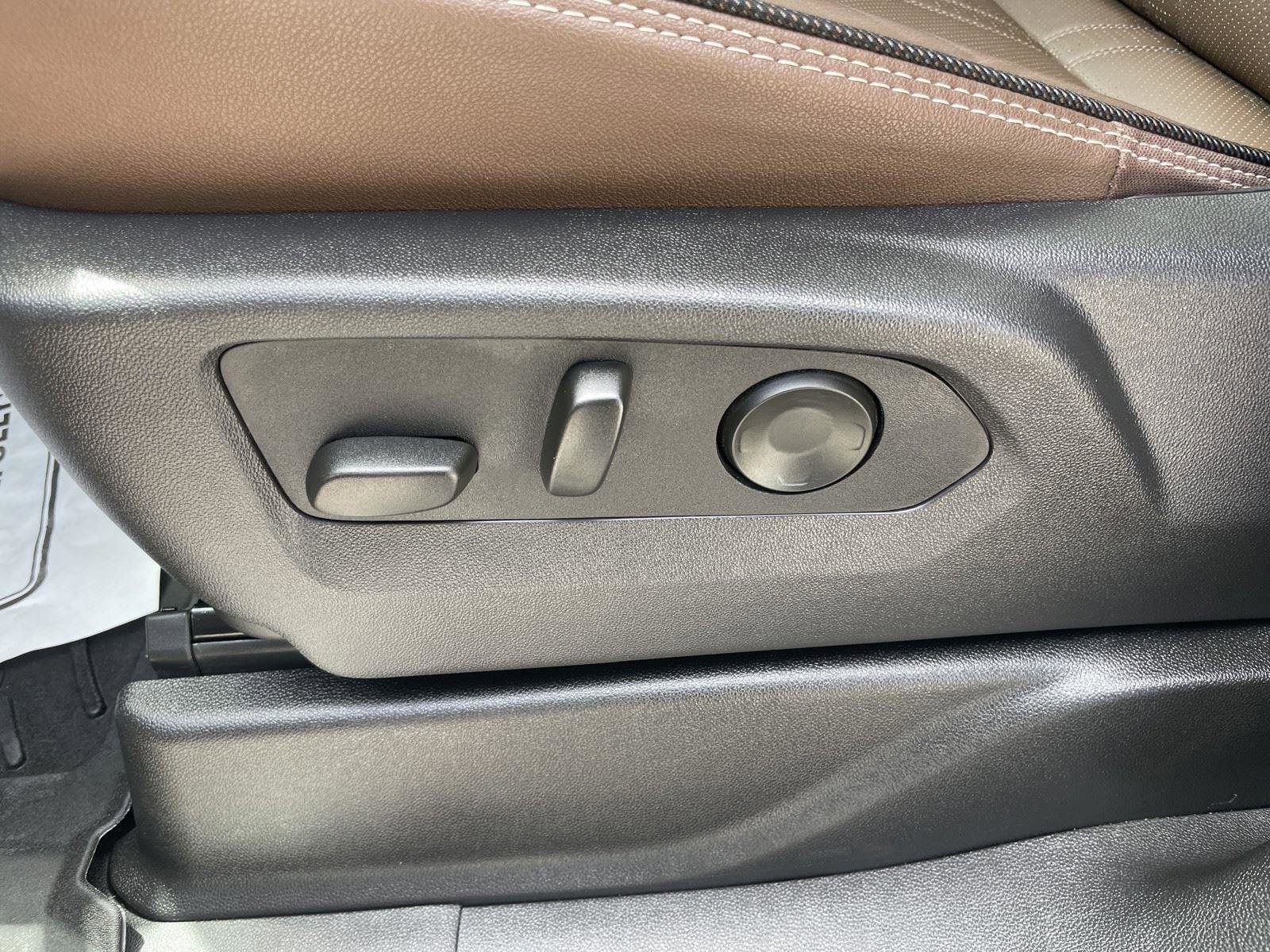 Used 2025 Chevrolet Tahoe High Country image 11