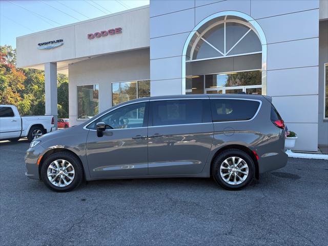 Certified 2025 Chrysler Pacifica Select AWD/4WD image 3