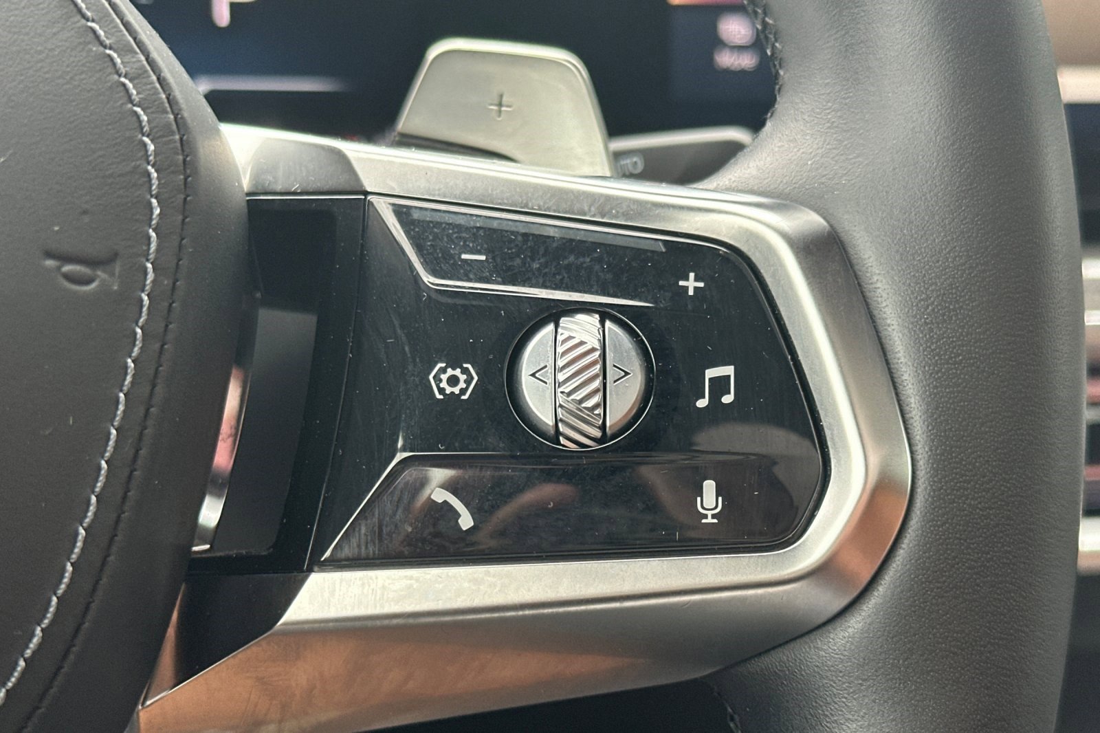 Certified 2025 BMW 740i RWD image 31