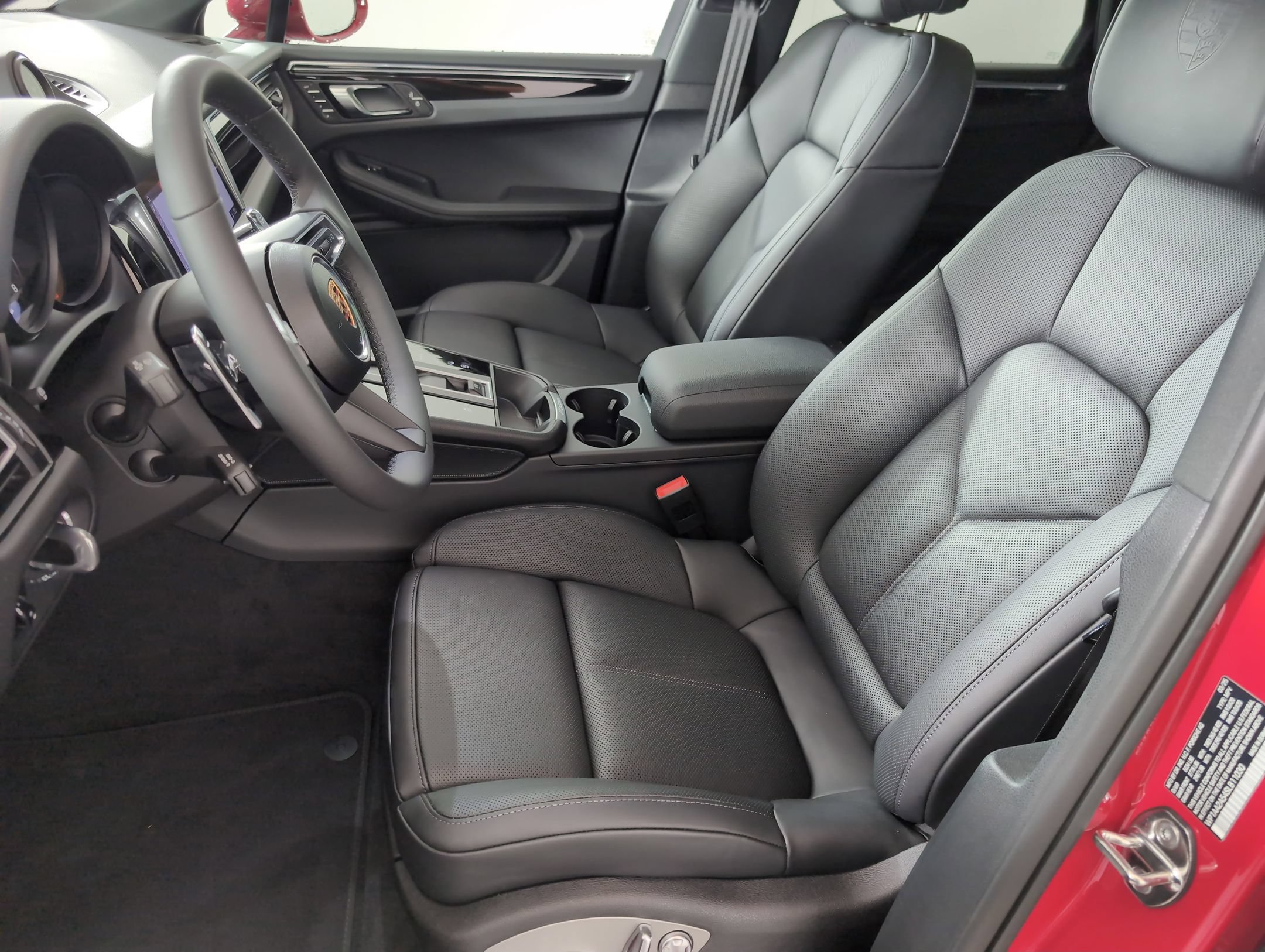 Certified 2025 Porsche Macan AWD/4WD image 5