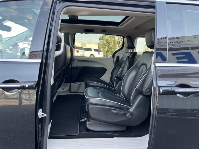 Used 2023 Chrysler Pacifica Limited image 31