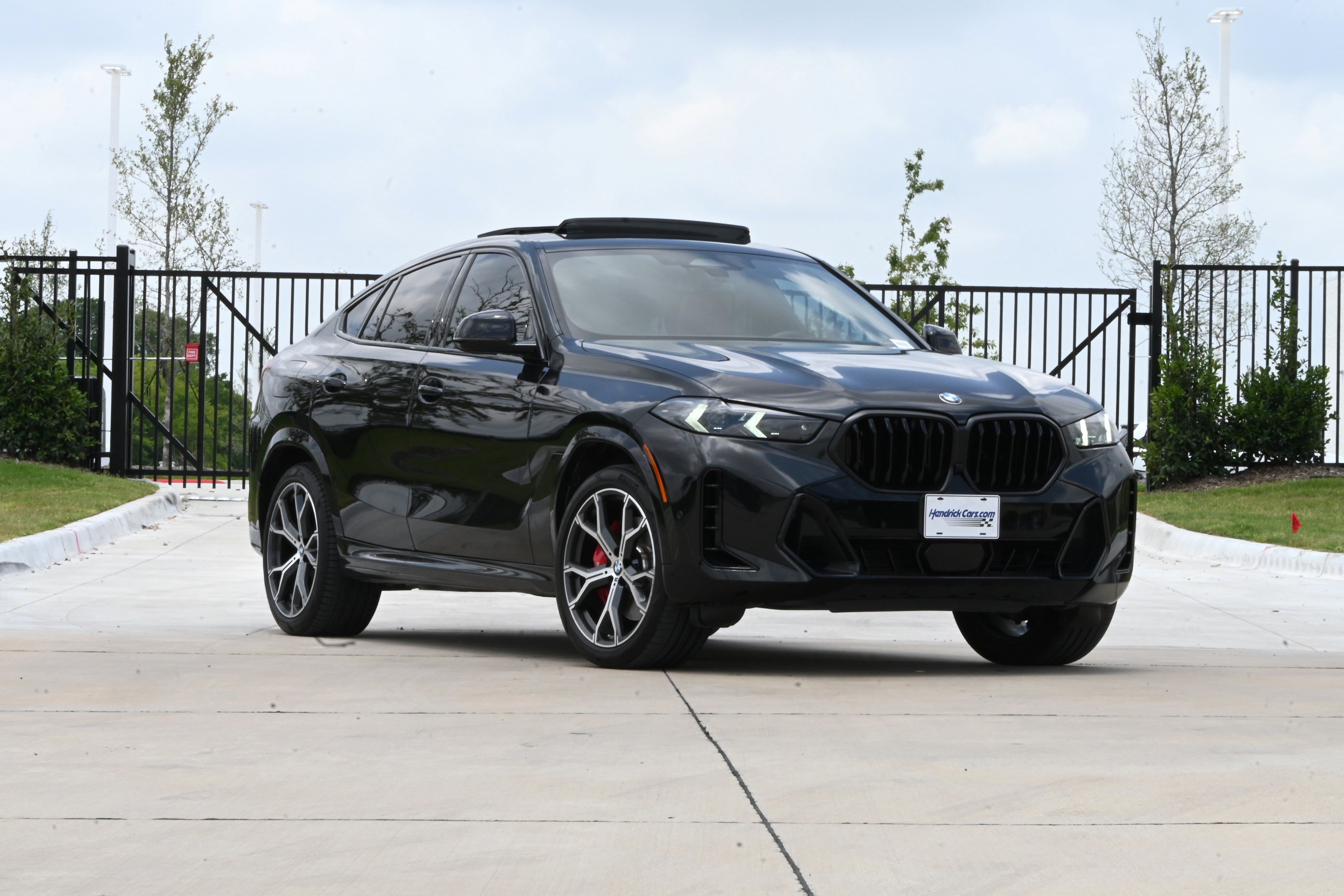Certified 2025 BMW X6 xDrive40i w/ Executive Package AWD/4WD image 2