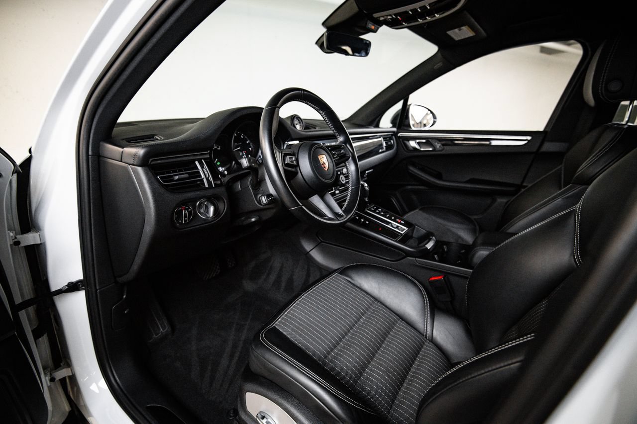 Certified 2023 Porsche Macan Turbo AWD/4WD image 4