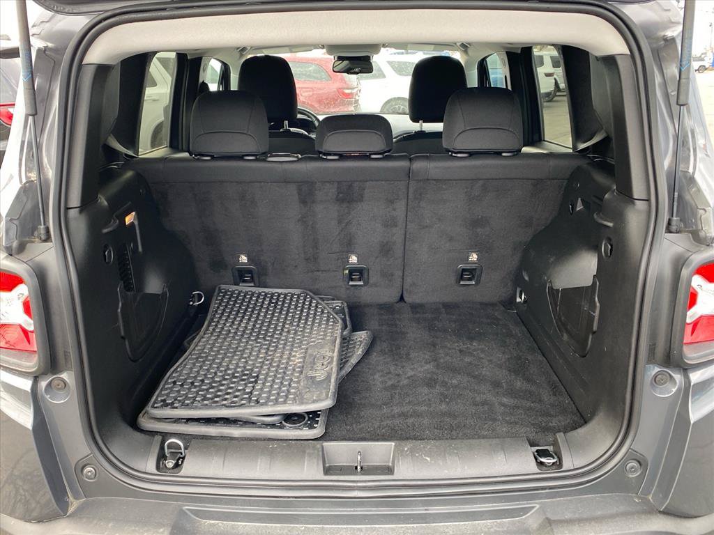 Certified 2023 Jeep Renegade Latitude w/ Premium Group AWD/4WD image 24