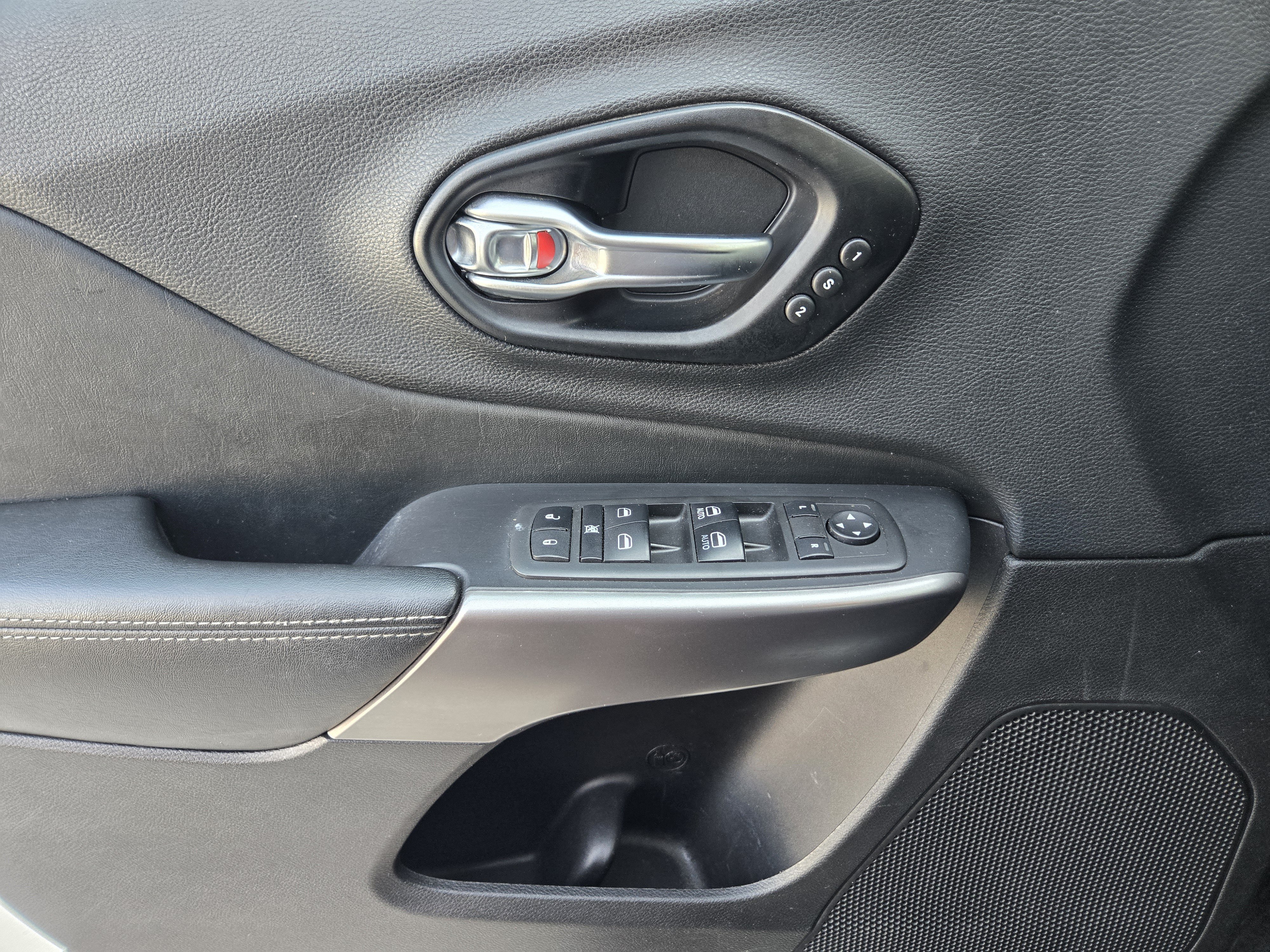Used 2021 Jeep Cherokee Limited AWD/4WD image 22
