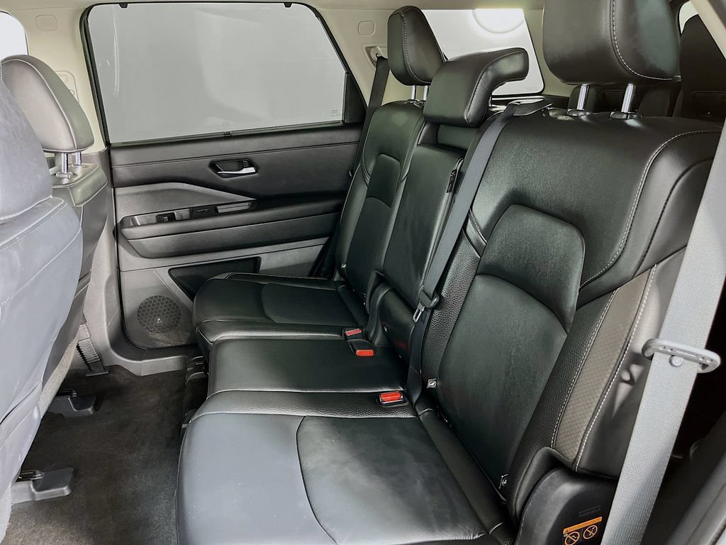 Used 2023 Nissan Pathfinder SL w/ Lighting Package (N92) FWD image 29