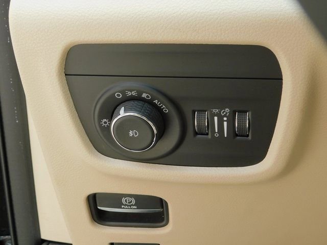 Used 2023 Jeep Grand Cherokee Limited image 17