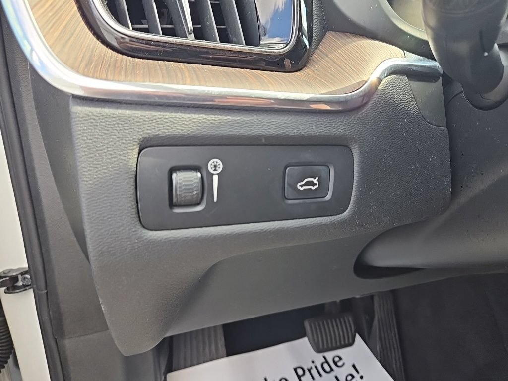 Used 2022 Volvo XC60 B5 Momentum AWD/4WD image 18