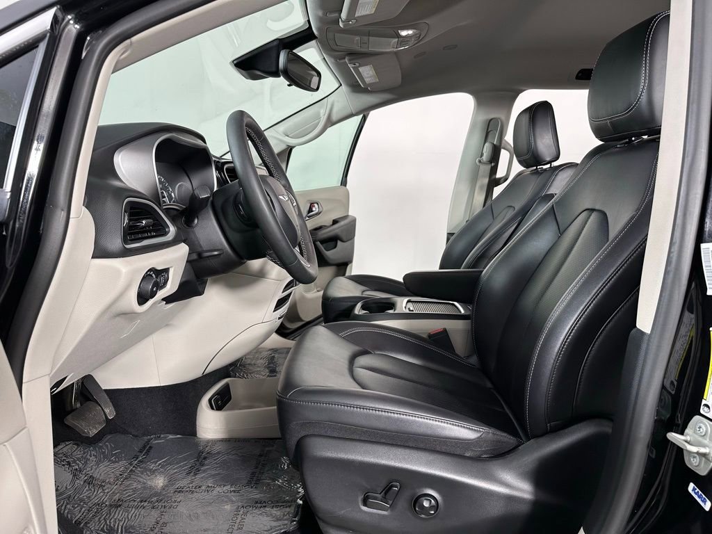 Used 2024 Chrysler Pacifica Touring-L image 11