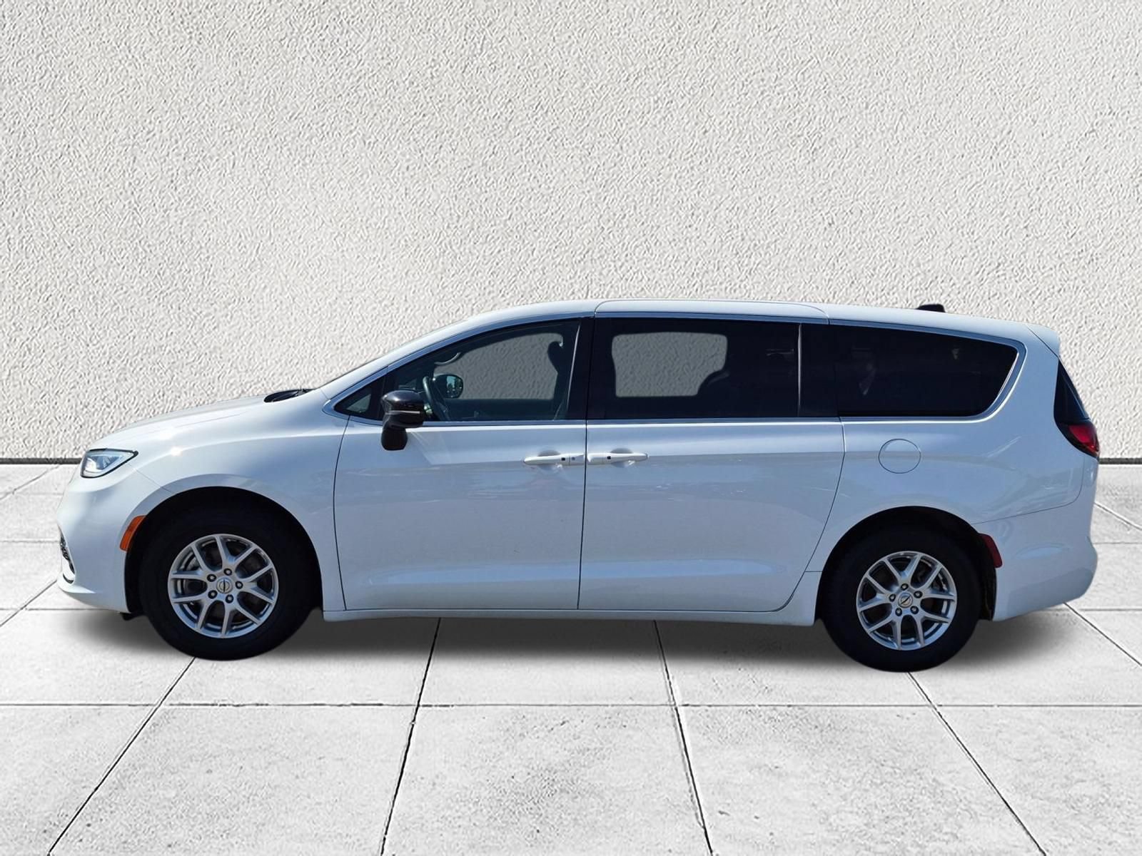 Used 2025 Chrysler Pacifica Select FWD image 6