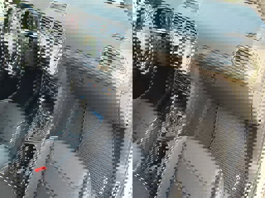 Used 2022 Volkswagen Tiguan SEL R-Line image 12