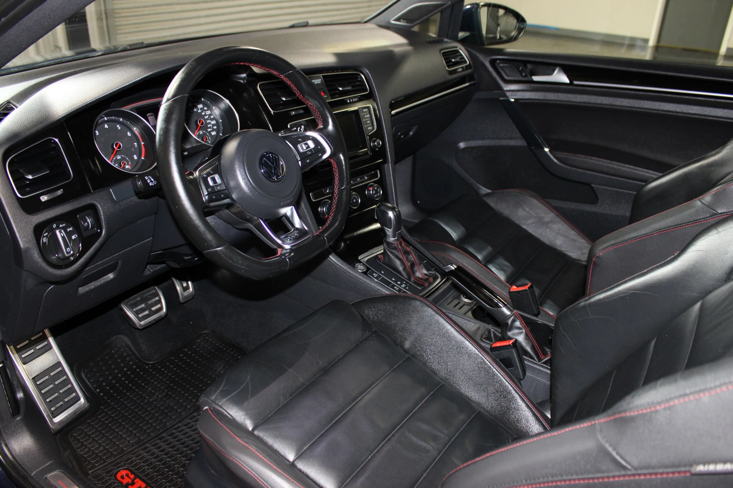 Used 2015 Volkswagen GTI SE FWD image 15