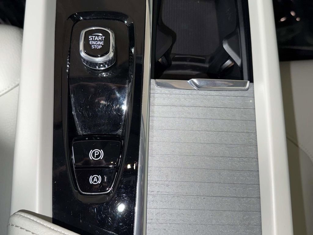 Used 2024 Volvo XC60 T8 Plus w/ Protection Package Premier image 23