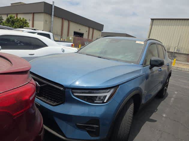 Certified 2025 Volvo XC40 B5 Plus AWD/4WD image 11