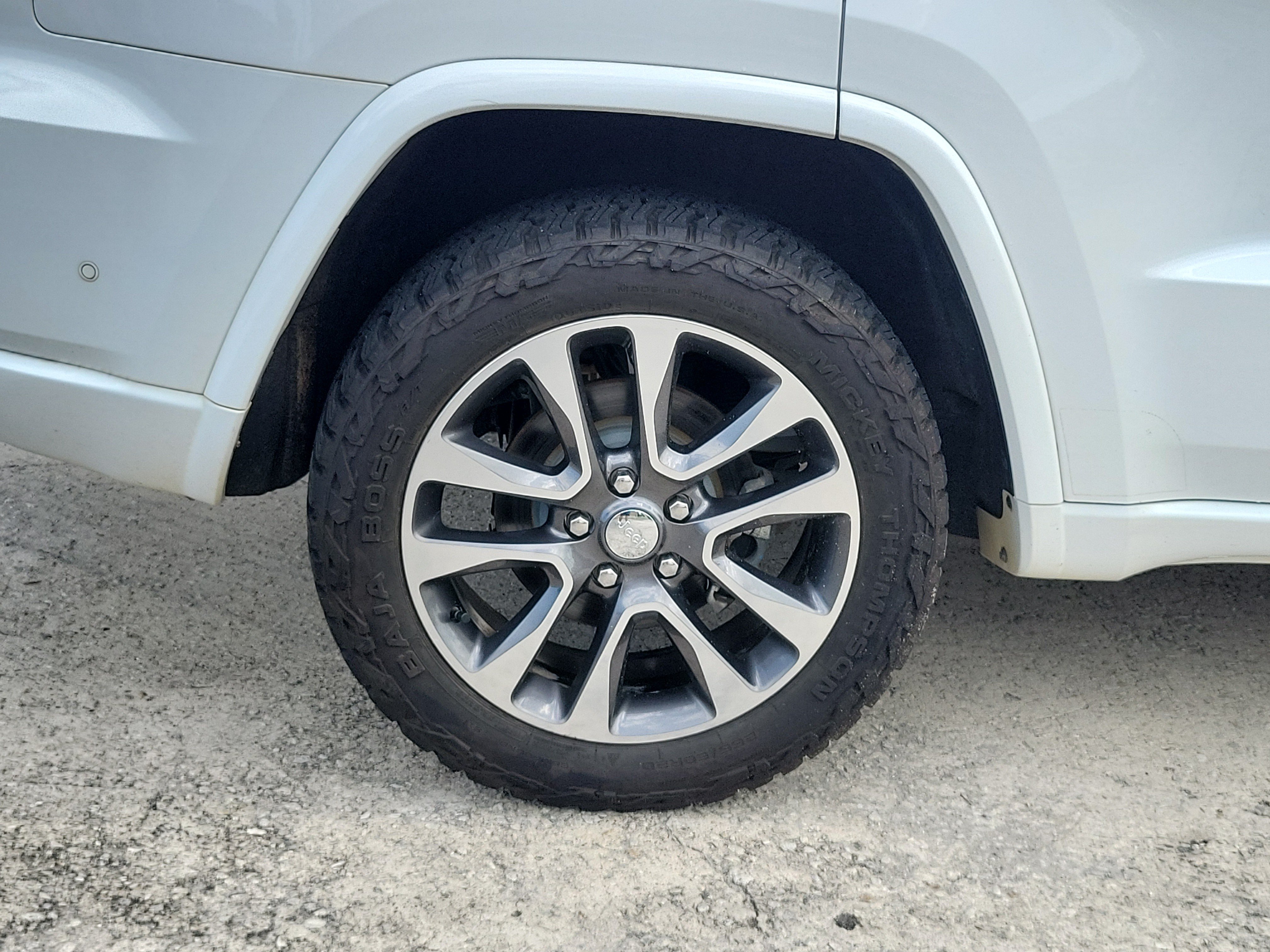 Used 2018 Jeep Grand Cherokee Overland AWD/4WD image 5
