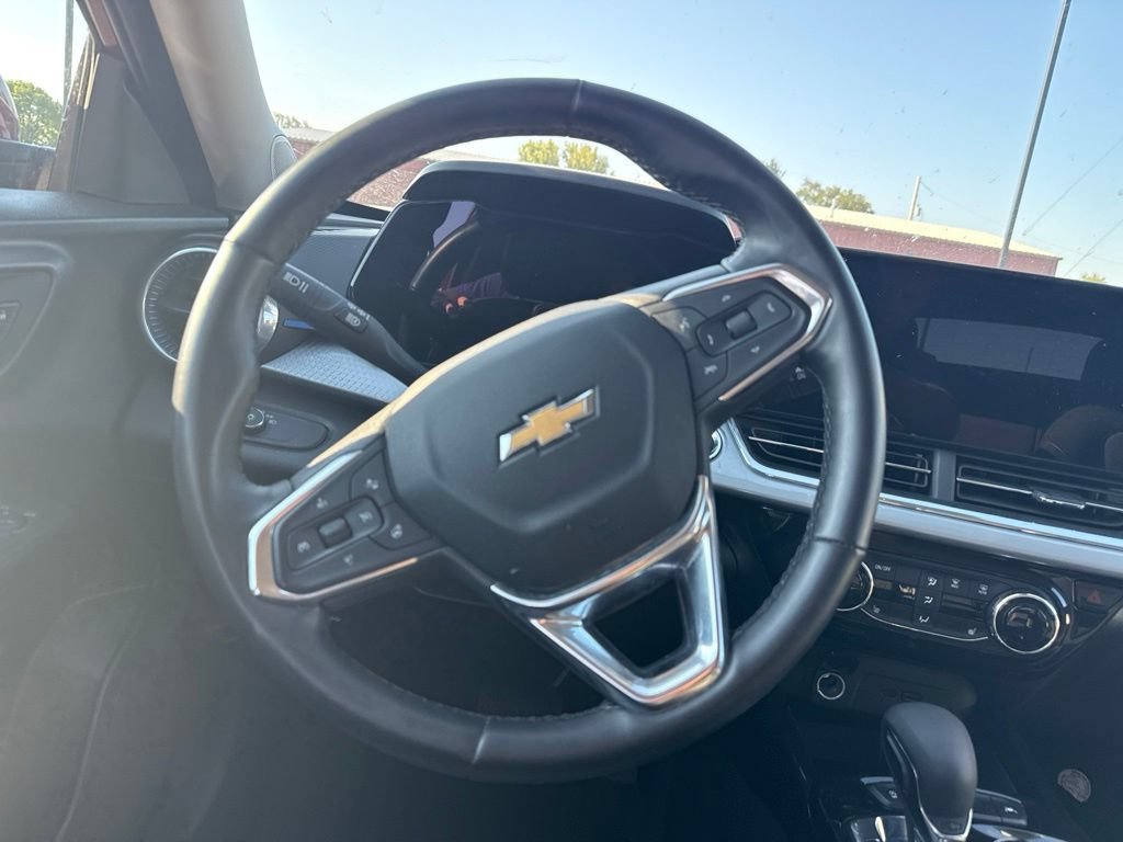 Used 2025 Chevrolet Trax LT w/ LT Convenience Package FWD image 11