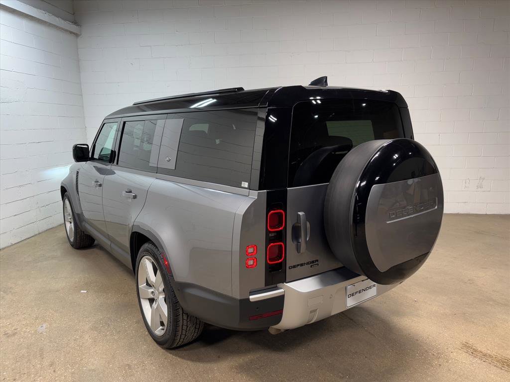 Used 2023 Land Rover Defender 130 SE image 9