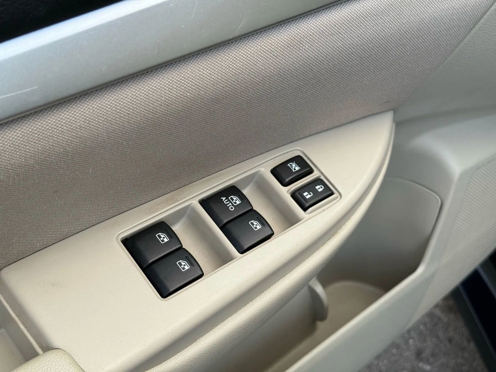 Used 2013 Subaru Legacy 2.5i Premium w/ All-Weather Pkg + Moonroof image 17