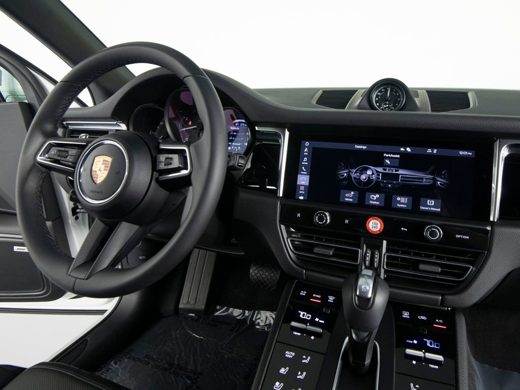 Certified 2025 Porsche Macan image 30