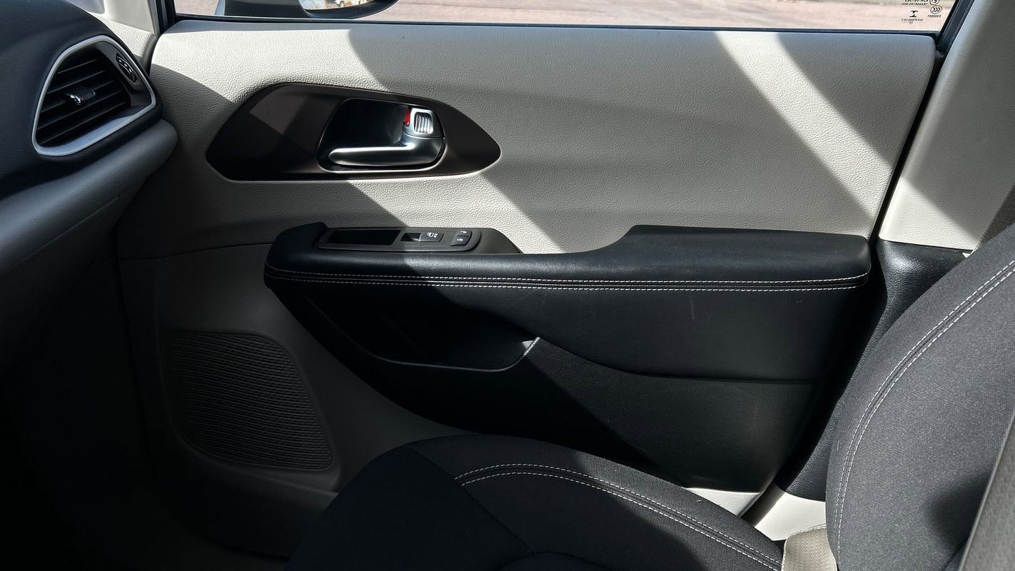 Used 2023 Chrysler Voyager LX image 26