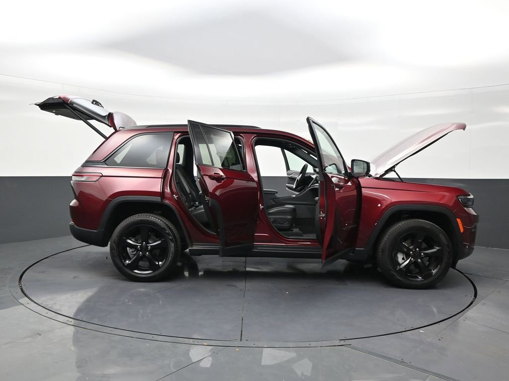 Used 2025 Jeep Grand Cherokee Limited w/ Black Appearance Package image 30