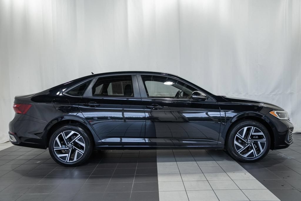 Used 2024 Volkswagen Jetta SEL FWD image 3
