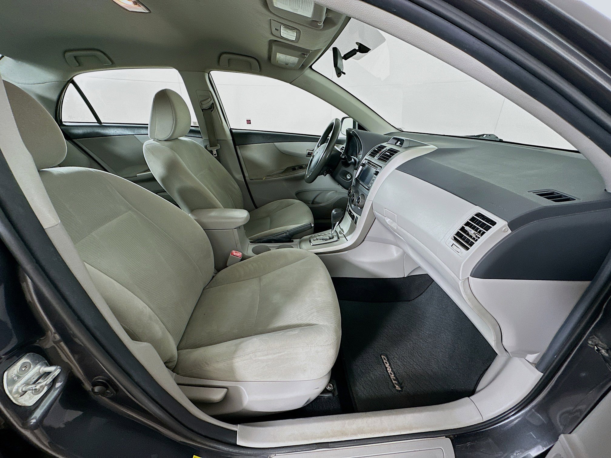 Used 2013 Toyota Corolla LE image 28