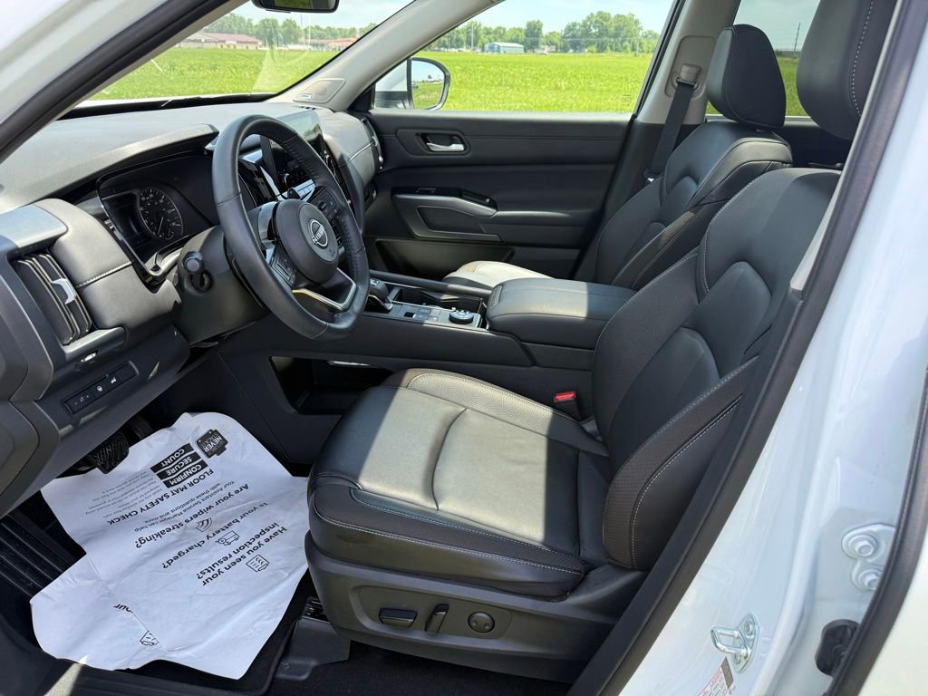 Certified 2025 Nissan Pathfinder SL w/ SL Premium Package AWD/4WD image 9