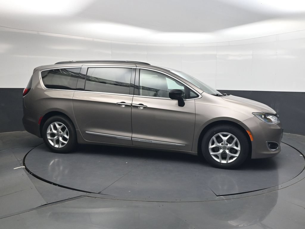 Used 2017 Chrysler Pacifica Touring-L w/ Tire & Wheel Group FWD image 4