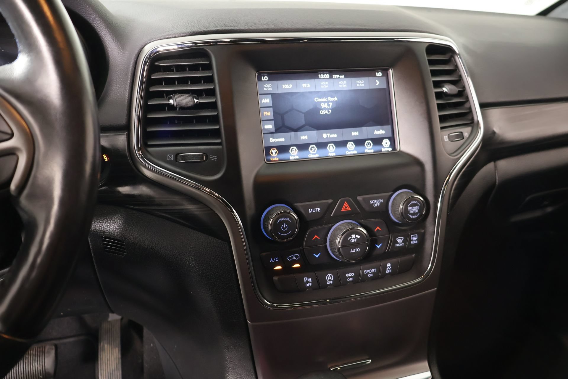 Used 2020 Jeep Grand Cherokee Laredo AWD/4WD image 5