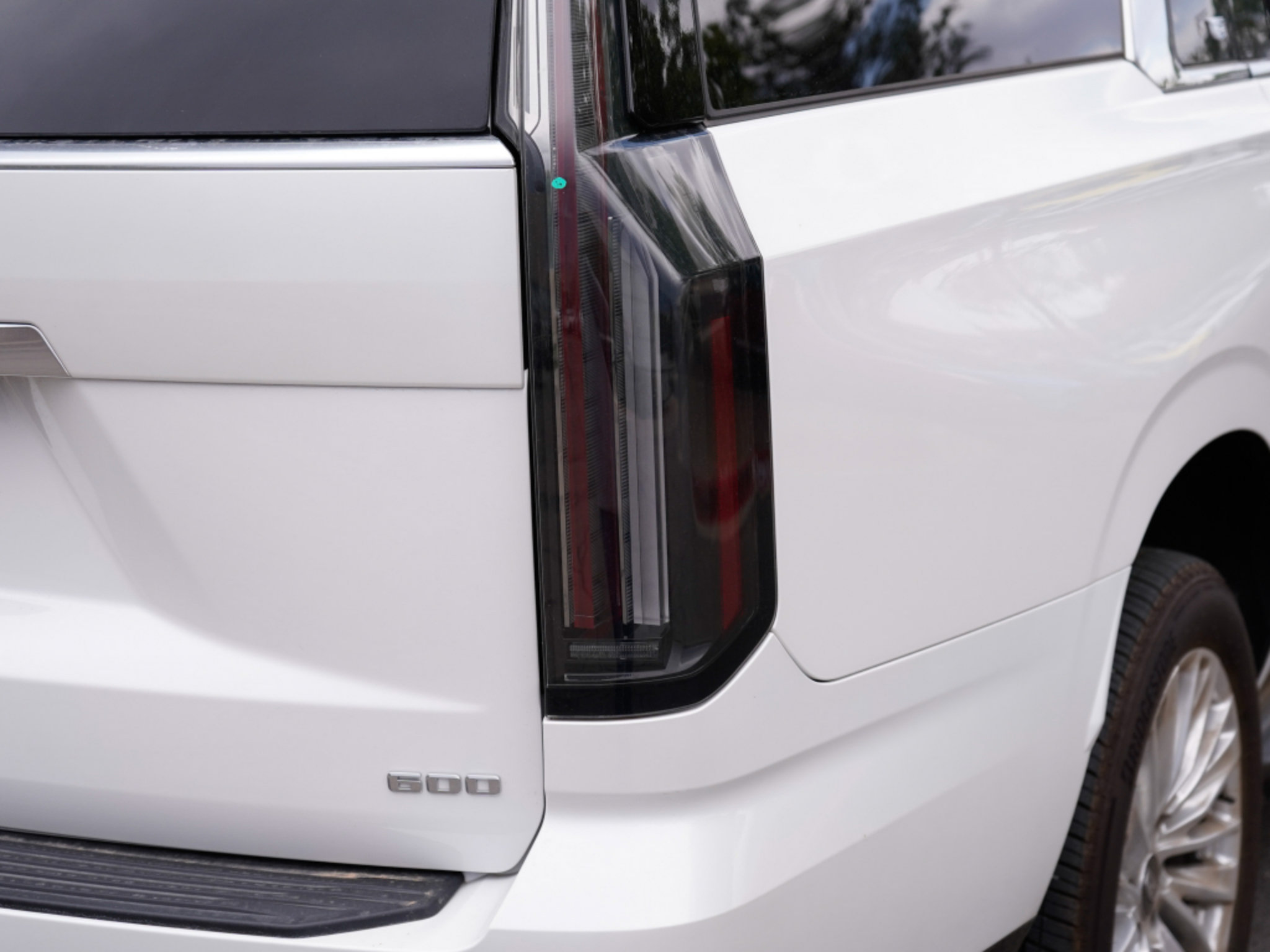 Used 2025 Cadillac Escalade ESV Premium Luxury AWD/4WD image 14